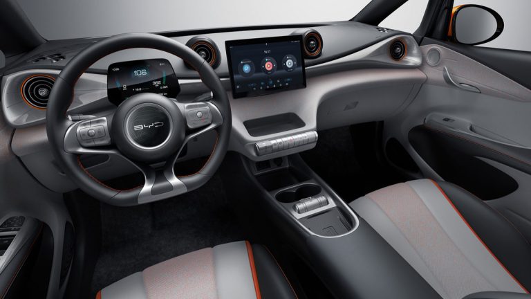 Conforto e tecnologia no interior do BYD Dolphin 2025